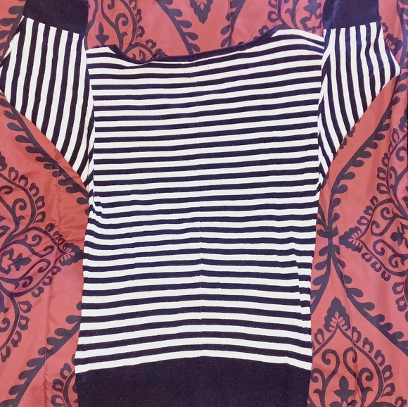 Like new Guess 1/2 sleeve shirt size medium - Picture 5 of 6